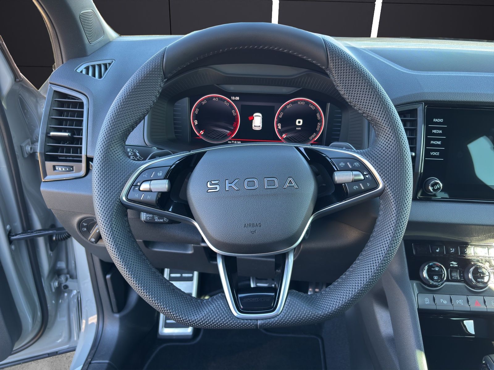 Fahrzeugabbildung SKODA Karoq Sportline 2.0 TSI 4x4 AHZ Matrix LED ACC C