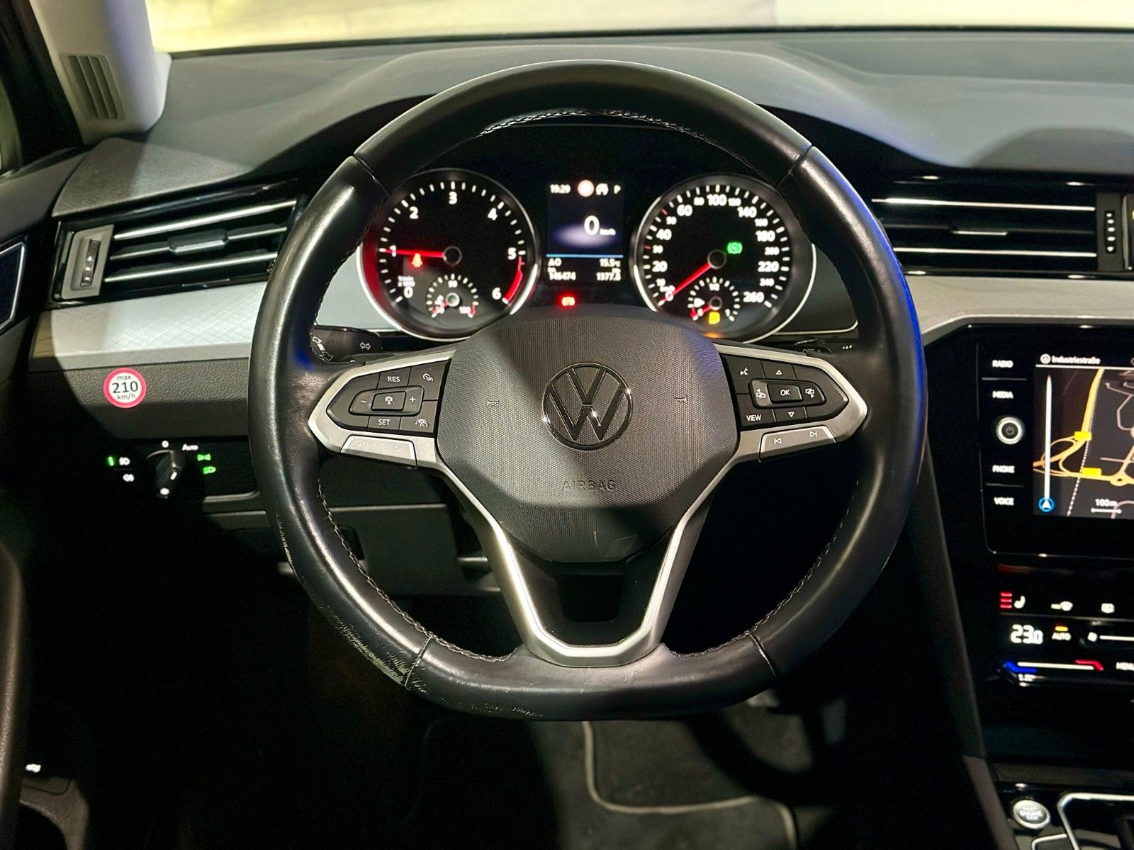 Fahrzeugabbildung Volkswagen Passat Variant Business*Navi*Finanzierung*