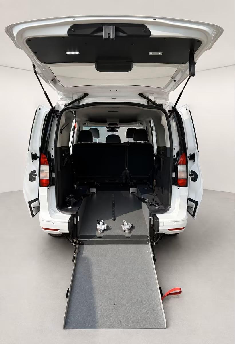Ford Connect Lang Trend Rollstuhl / Heckausschnitt