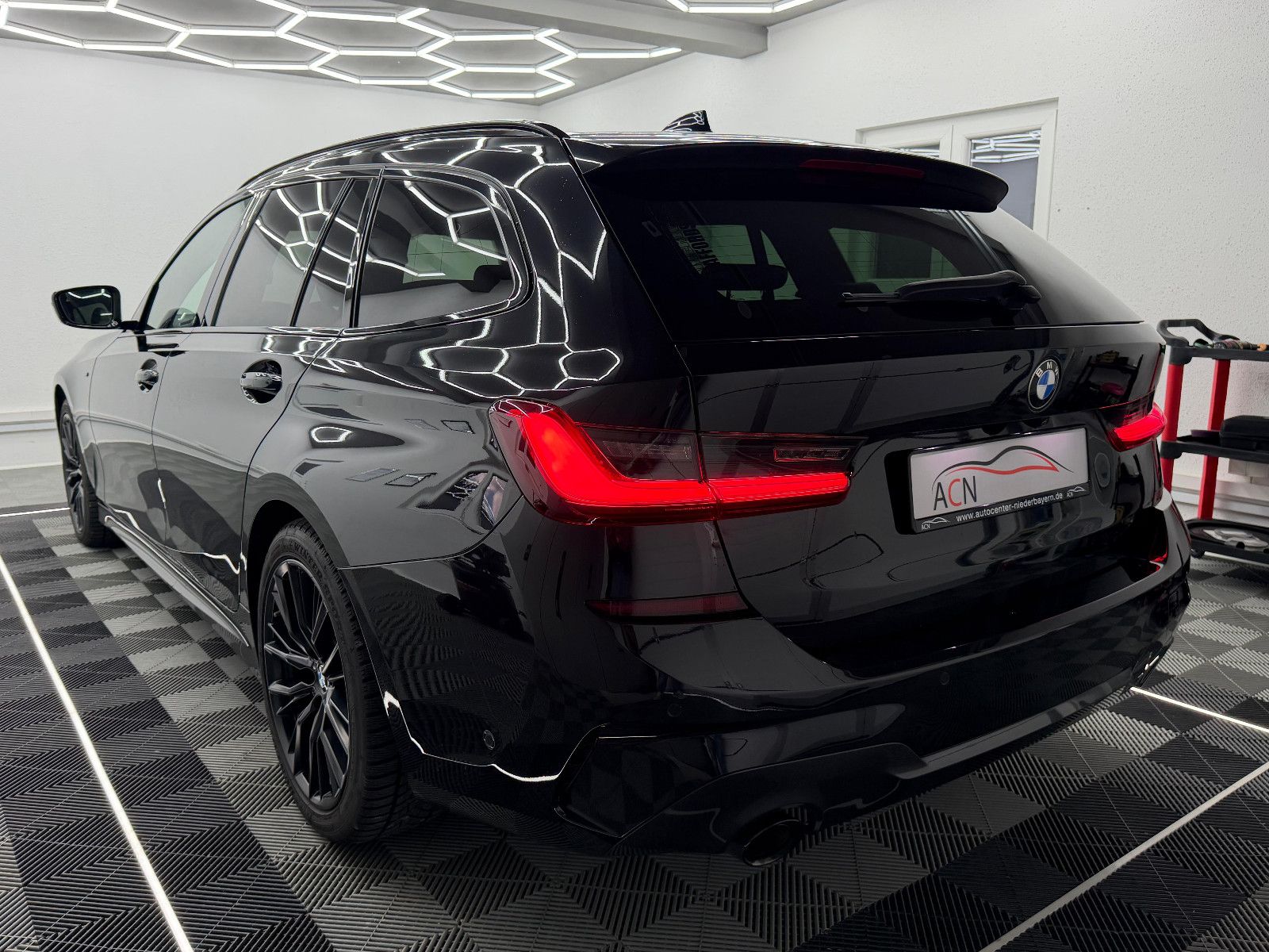 Fahrzeugabbildung BMW 320 d xDrive M-SPORT/LASER/DRIVING ASS+/PANO/HUD