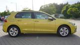 Volkswagen Golf VIII 1.5 TSI Life LED Navi Panorama PDC DAB - mit Benzin-Antrieb: Gelb, Beheizbares Lenkrad, mit Klimaanlage