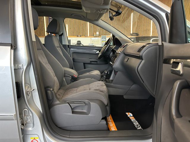 Volkswagen Touran Highline DSG *PANO*SHZ*NAVI*PDC*TEMPOMAT*