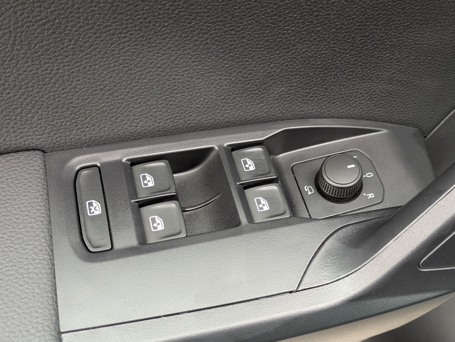 Fahrzeugabbildung SEAT Arona 1.5 TSI FR DSG AHK*ACC*LED*APP*DAB*KAMERA