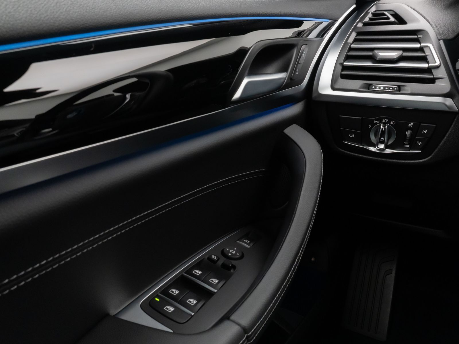 Fahrzeugabbildung BMW X3 xD30e Kamera HUD DAB HiFi Komfort Sport AHK