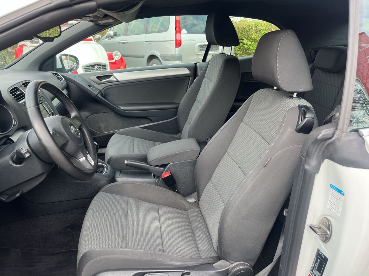 Fahrzeugabbildung Volkswagen Golf VI Basis BMT 1.2 TSI Cabrio Navi SHZ Temp