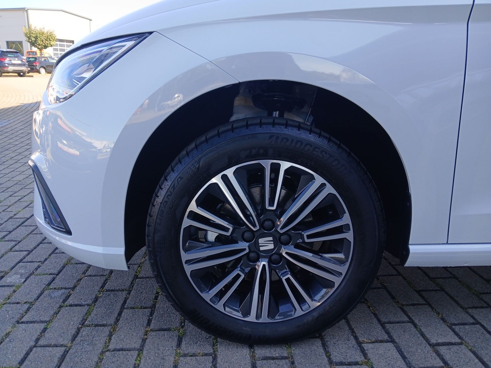 Fahrzeugabbildung SEAT Ibiza Road Edition TSI DSG LED ACC Navi RFK SH A