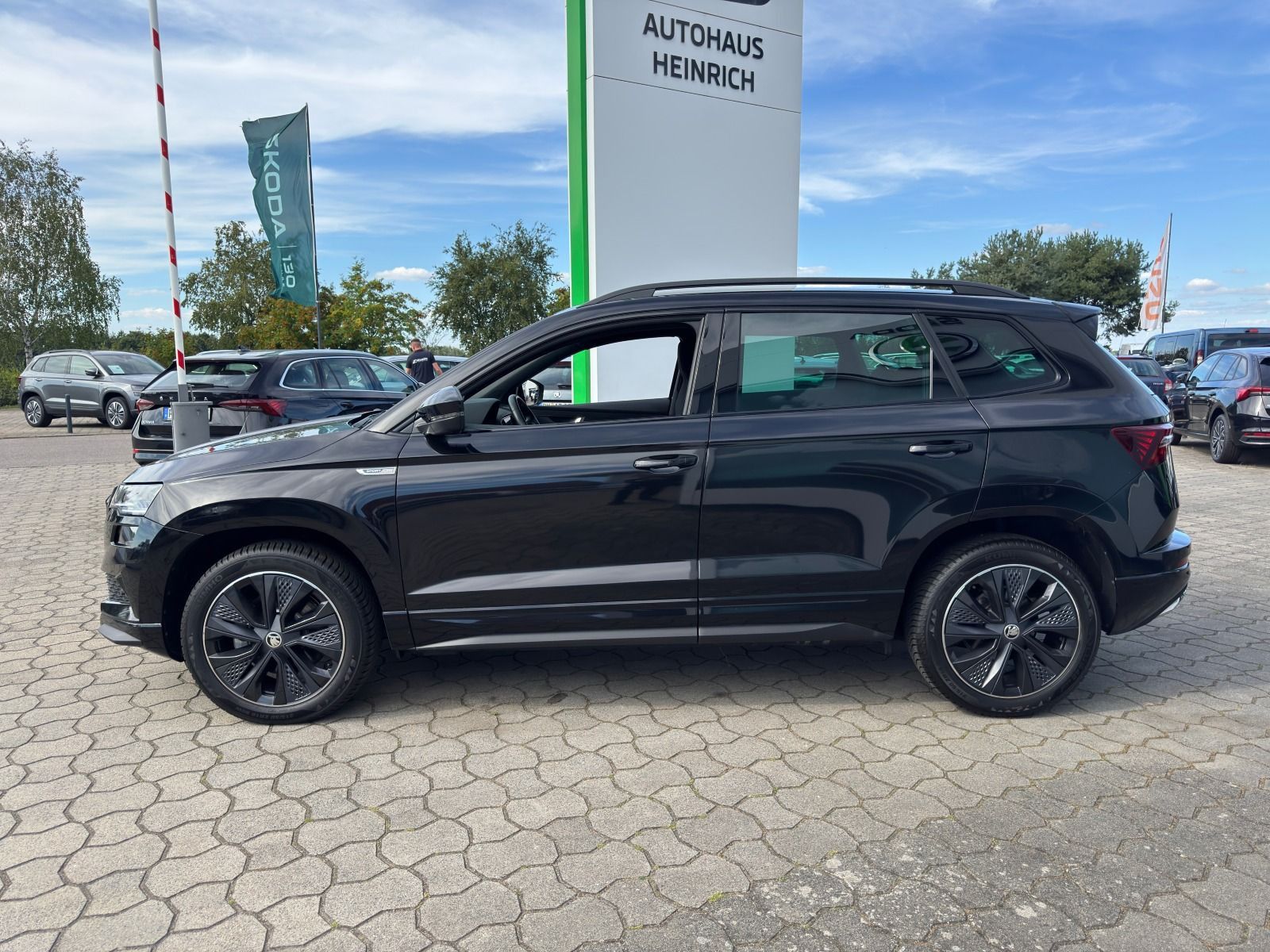 Fahrzeugabbildung SKODA Karoq Sportline 1.5TSI DSG*RFK*SideAss*AHK*eHeck