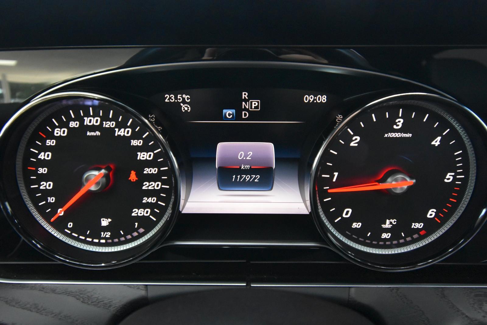 Mercedes-Benz E220d T-Modell LED SHZ RFK Glasdach Sportstyle
