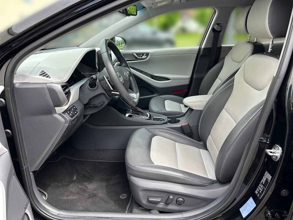Fahrzeugabbildung Hyundai IONIQ FL PLUG-IN PREMIUM LEDER+LED+NAV+CARPLAY++