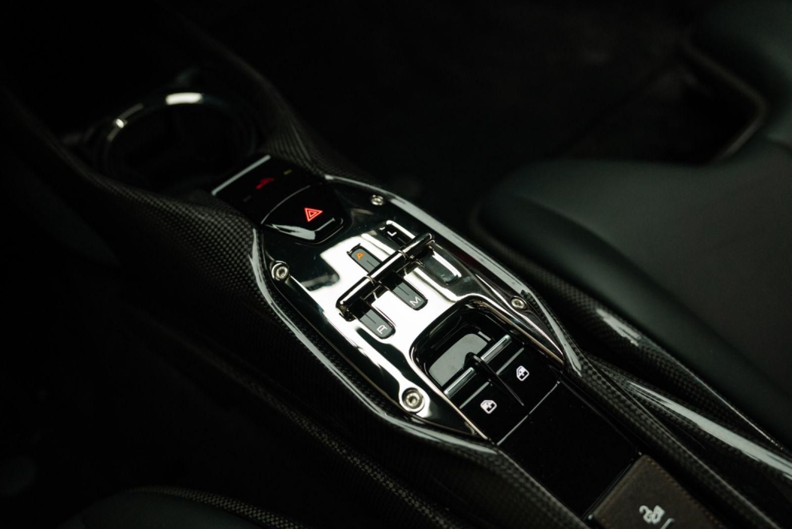 Fahrzeugabbildung Ferrari SF90 Stradale FIORANO/CARBON/CAM