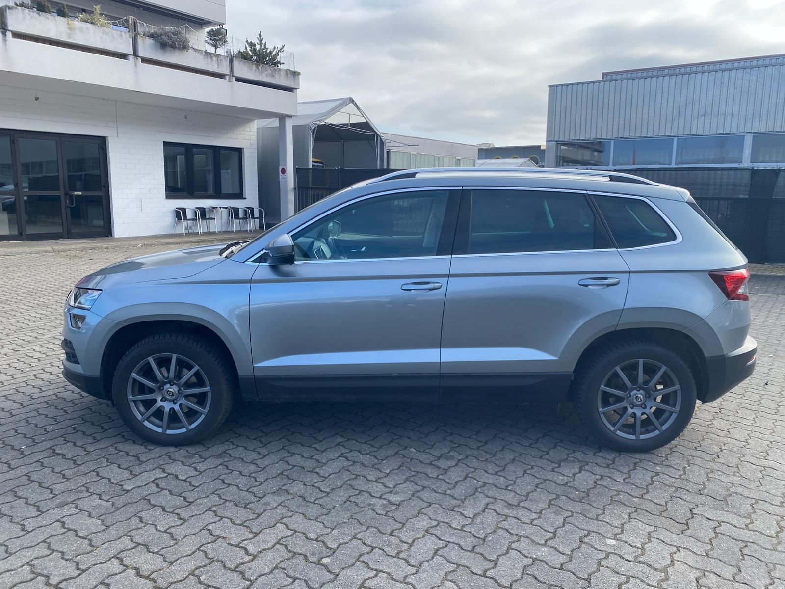 Skoda Karoq STYLE 1.5 DSG AHK NAVI KAM LED 8Fach berei