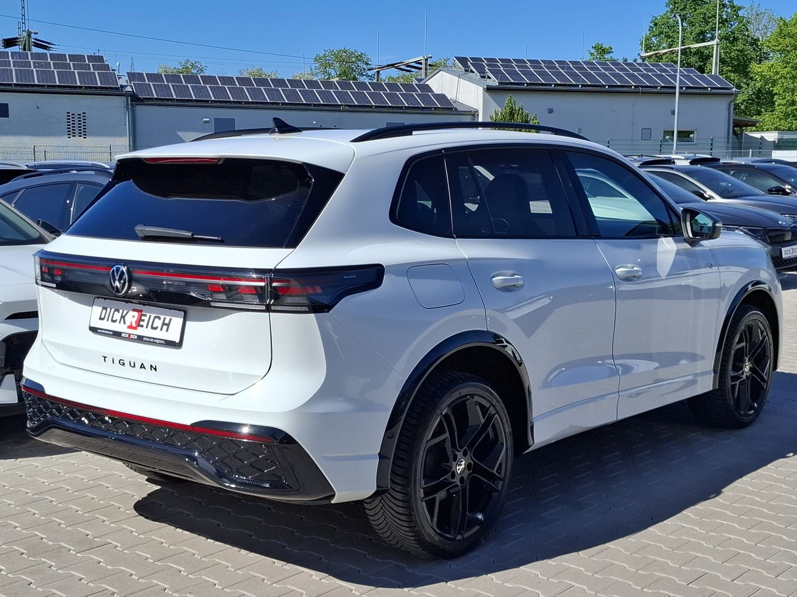 Fahrzeugabbildung Volkswagen Tiguan 2.0 TDI 4M R-Line BLACK*PAN*HK*AHK*MATRIX