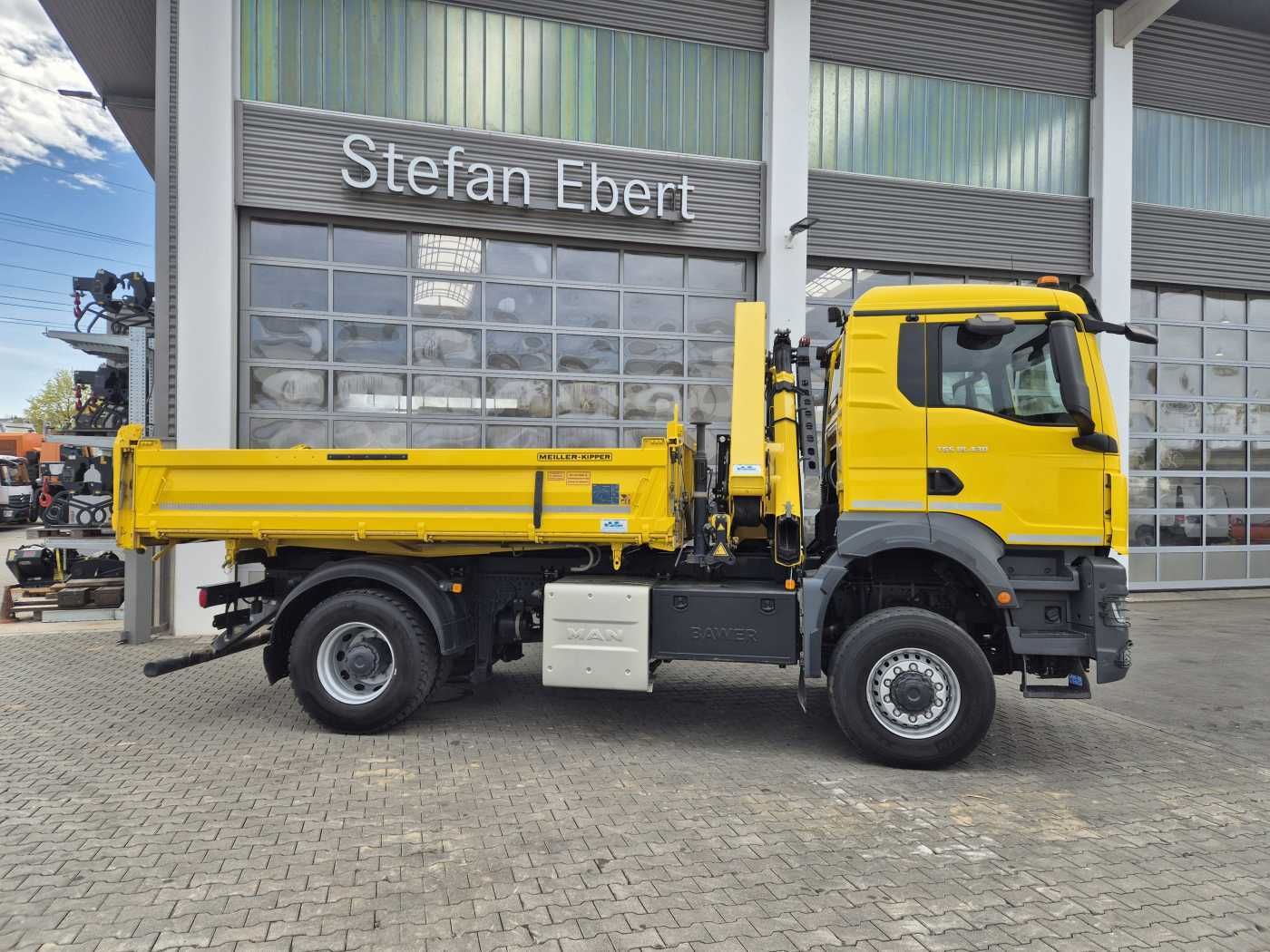 Fahrzeugabbildung MAN TGS 18.430 4x4 BL Kran HMF 1130K-RCS Funk AHK