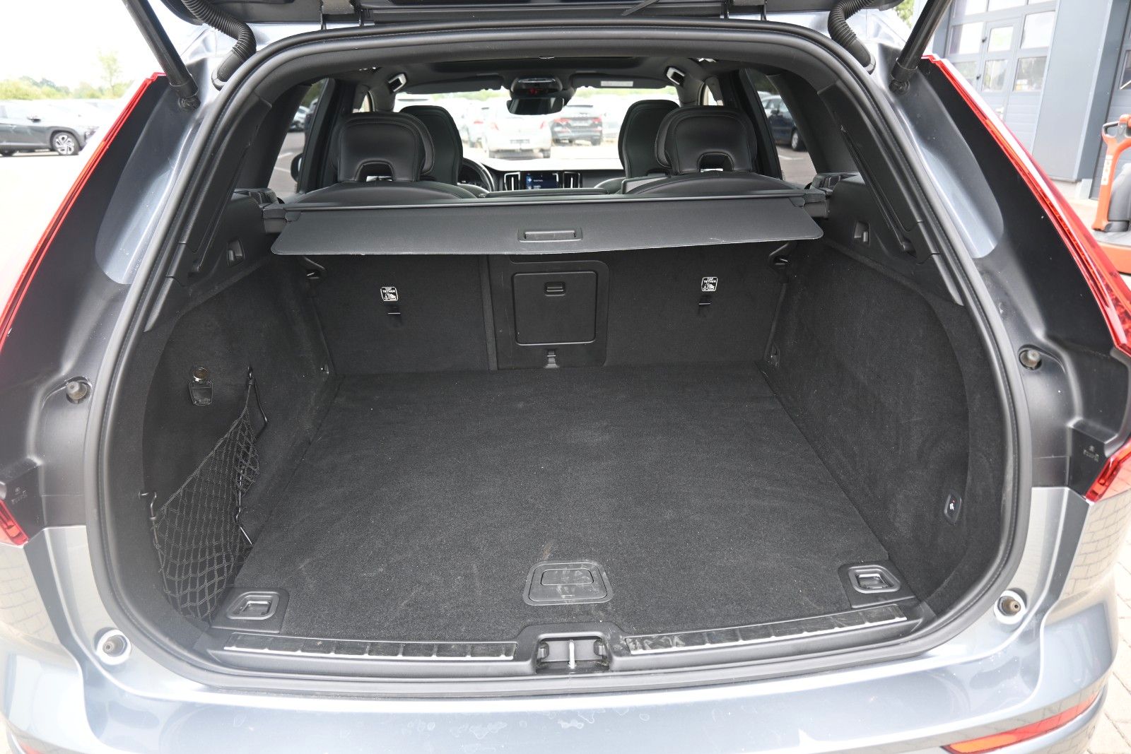 Fahrzeugabbildung Volvo XC60 B4 D AWD R Design*STDHZG*PANO*RFK*ACC