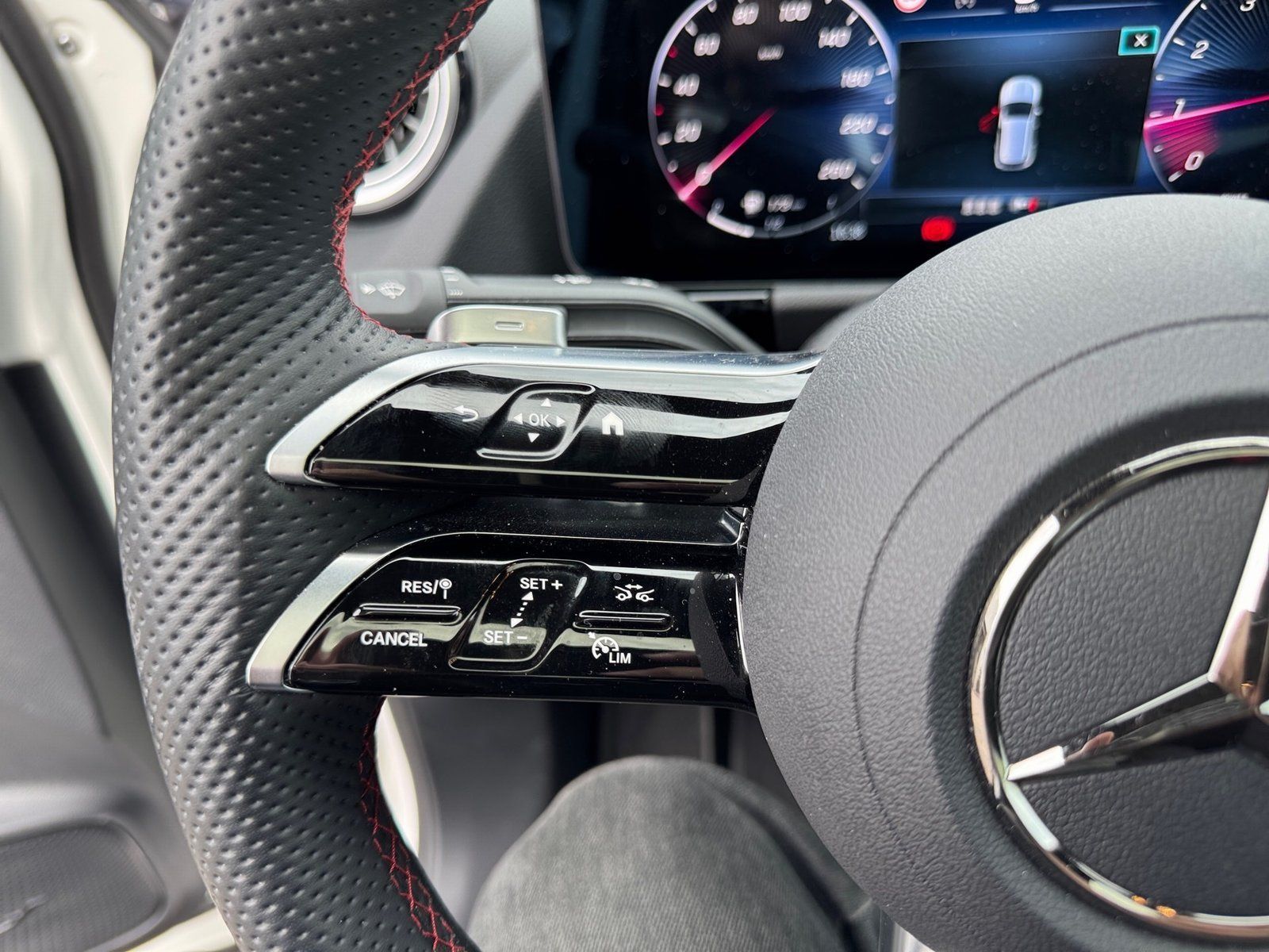 Fahrzeugabbildung Mercedes-Benz GLA 200 AMG Prem Plus*Pano*HUD*Multibeam*Totwink