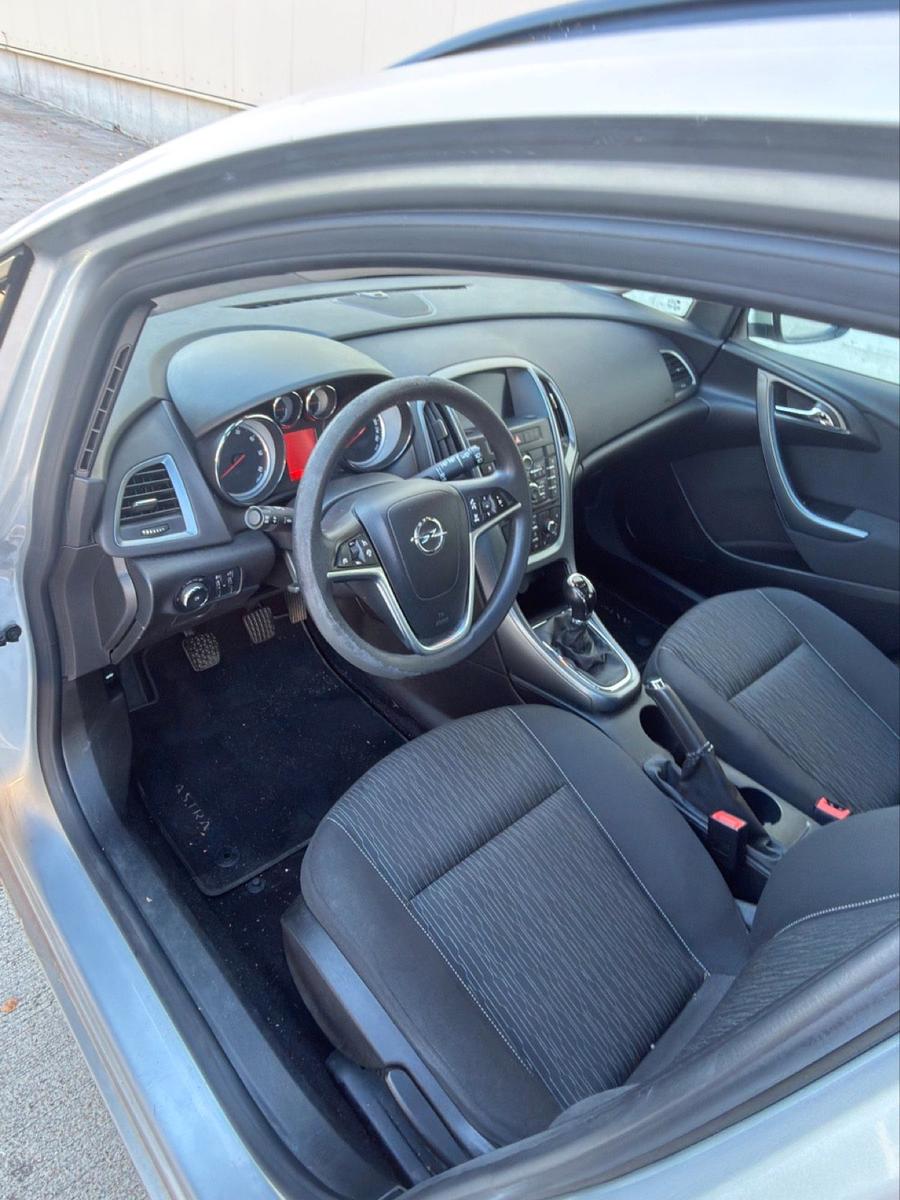 Opel Astra 2014 — photo 11