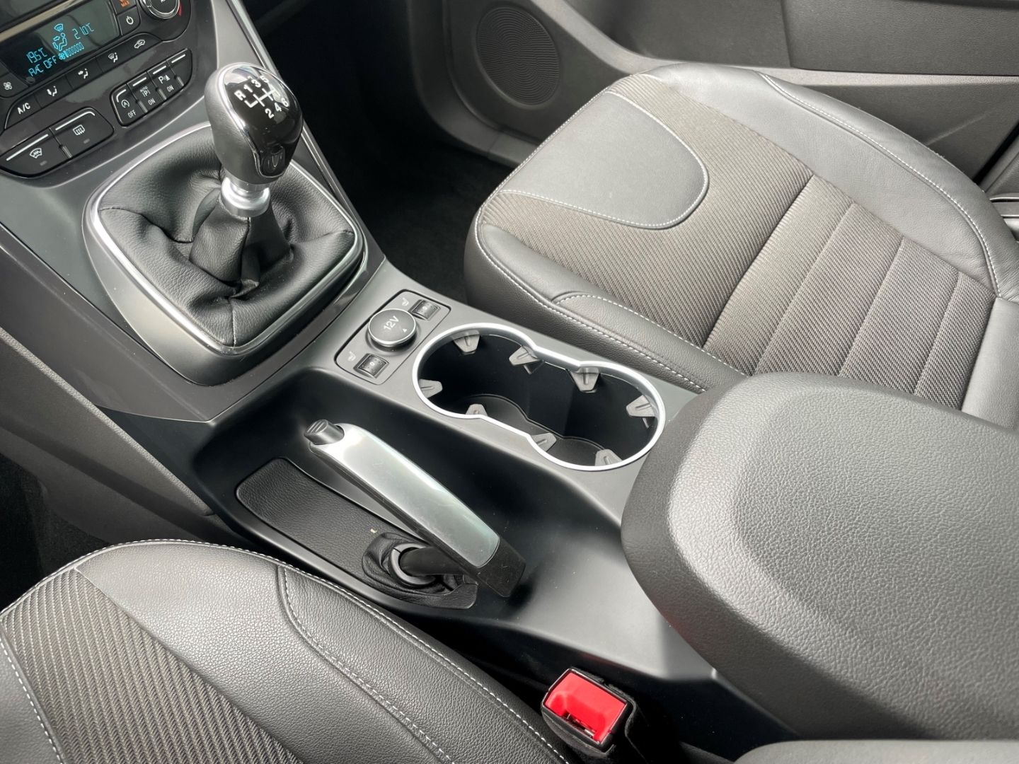 Fahrzeugabbildung Ford Kuga Titanium Klima PDC Navi SHZ heizbWSS Kamera