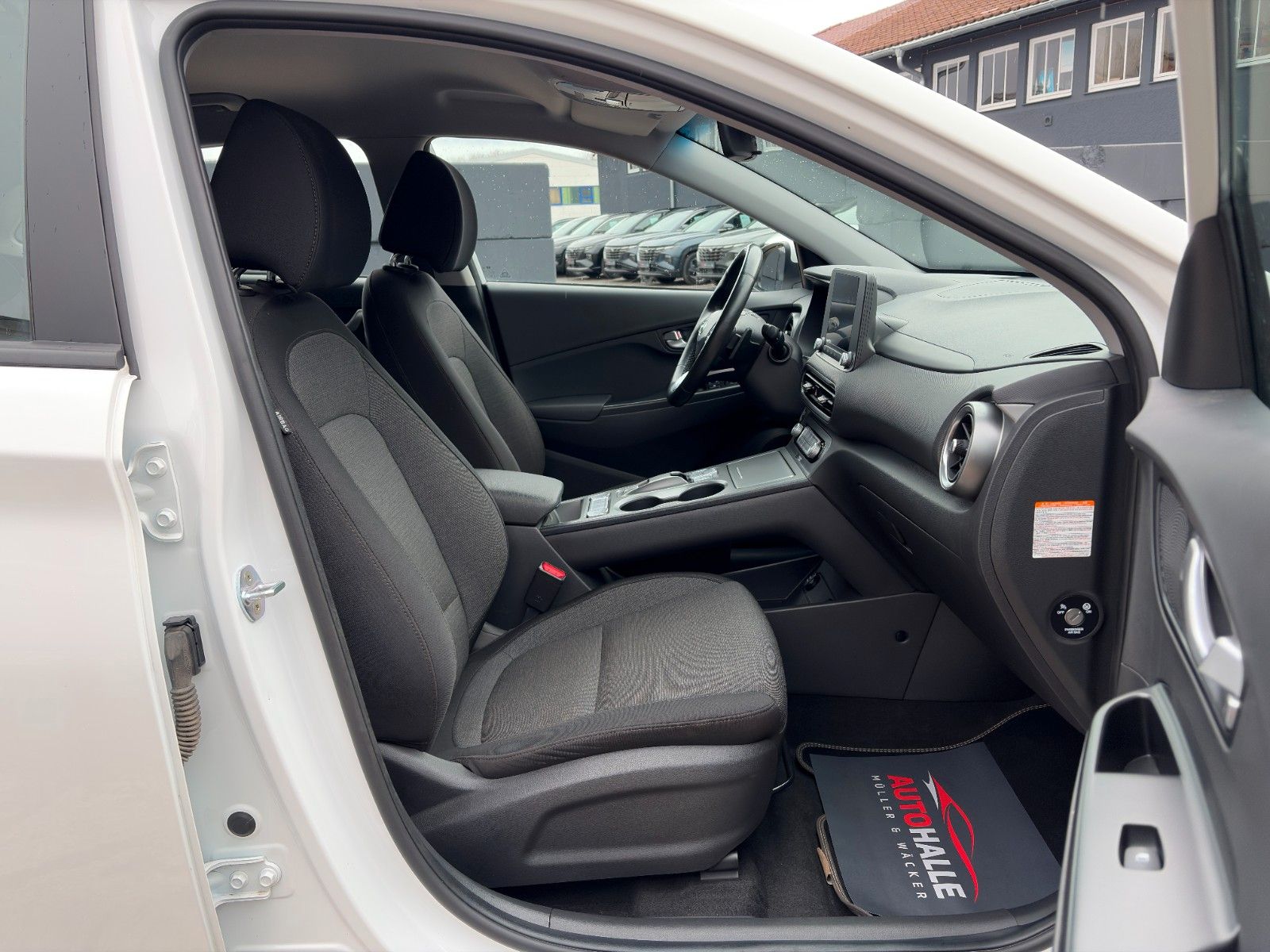 Fahrzeugabbildung Hyundai KONA E Select LHZ SHZ ACC PDC LKA CarPlay CAM