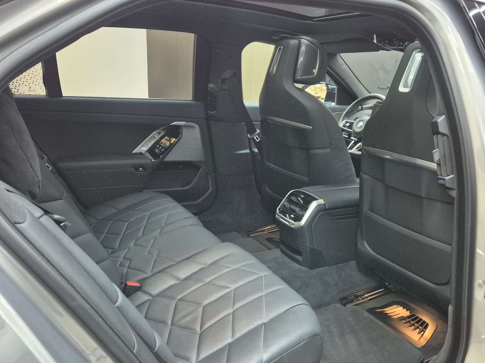 Fahrzeugabbildung BMW M760 e xD M PAKET+PANO+HEAD+SOFT+MEMO+B&W+360°+