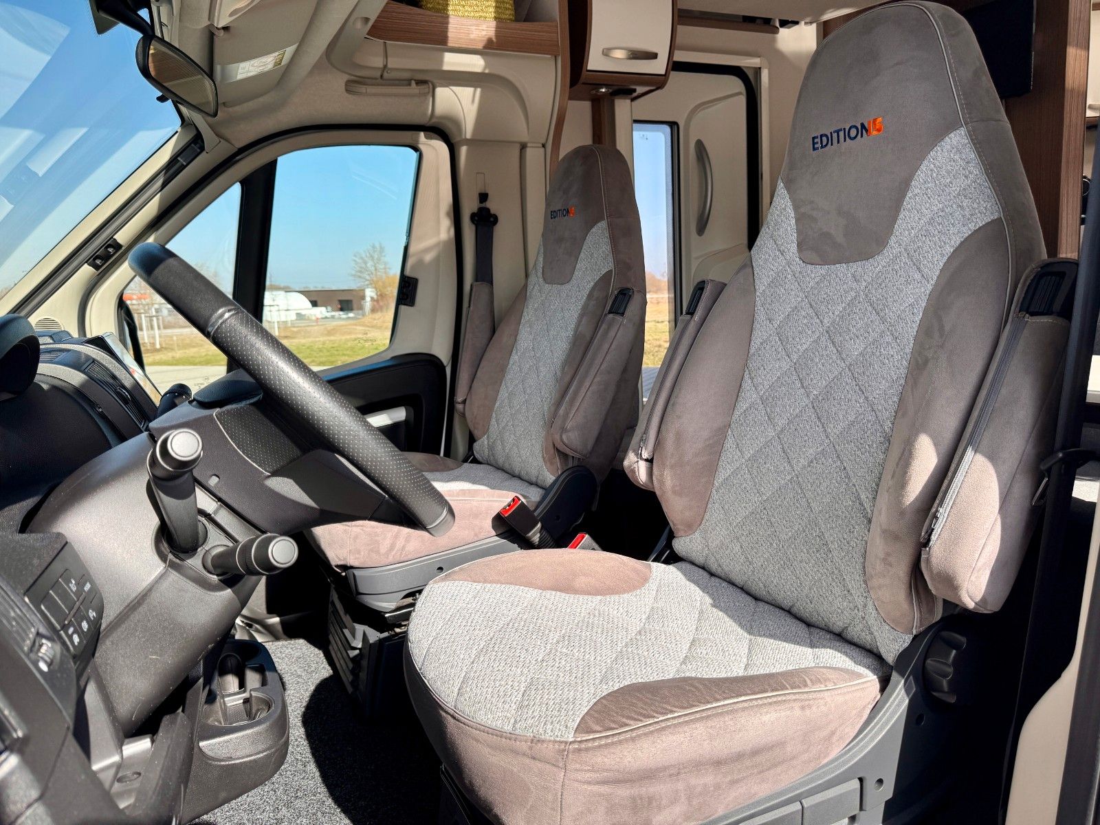 Fahrzeugabbildung Carado T338 *EDITION15 *HUBBETT *KLIMA *AHK