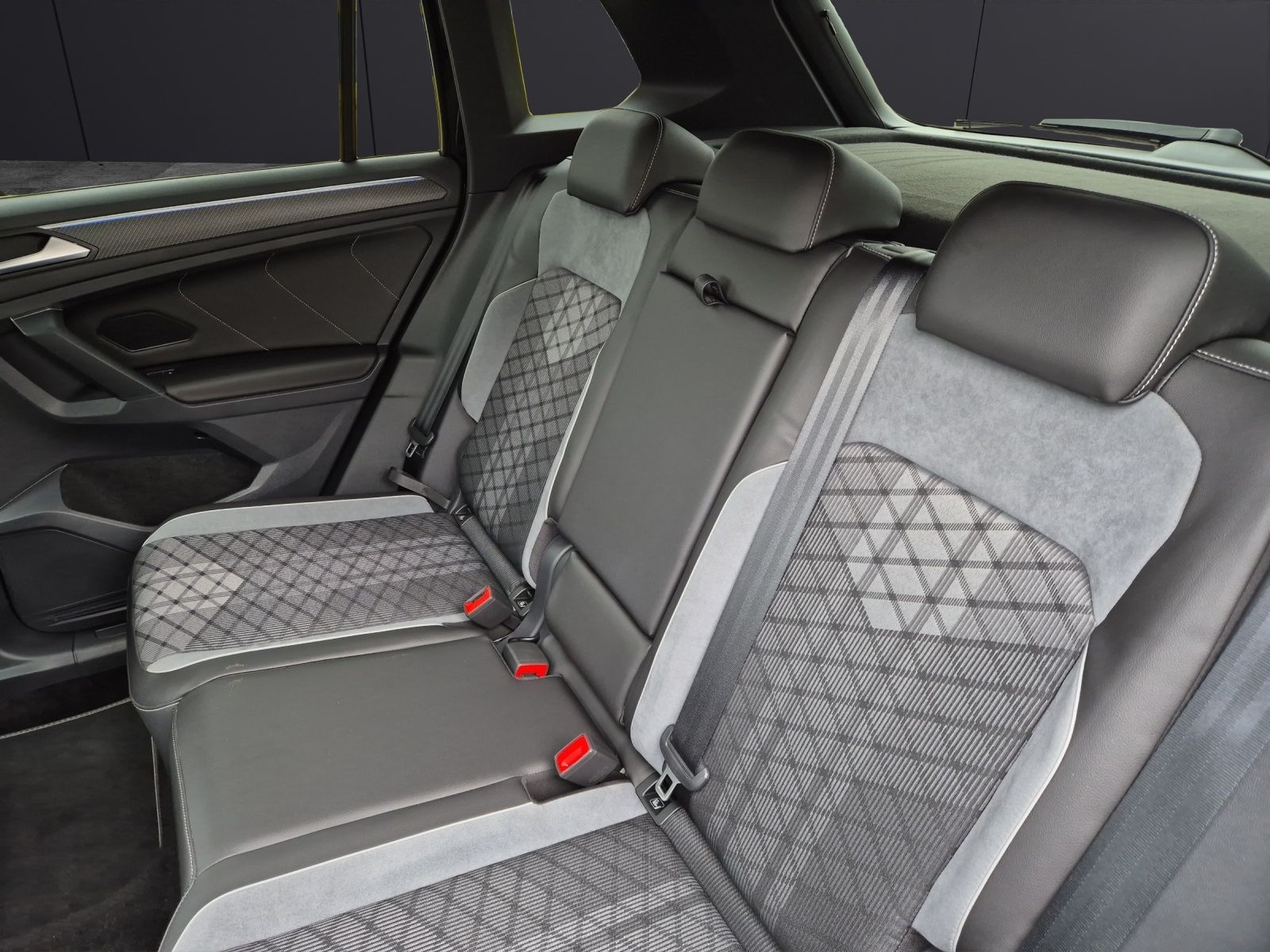 Fahrzeugabbildung Volkswagen Tiguan TDI R-Line DSG 4M Matrix STHZ AHK ACC Nav