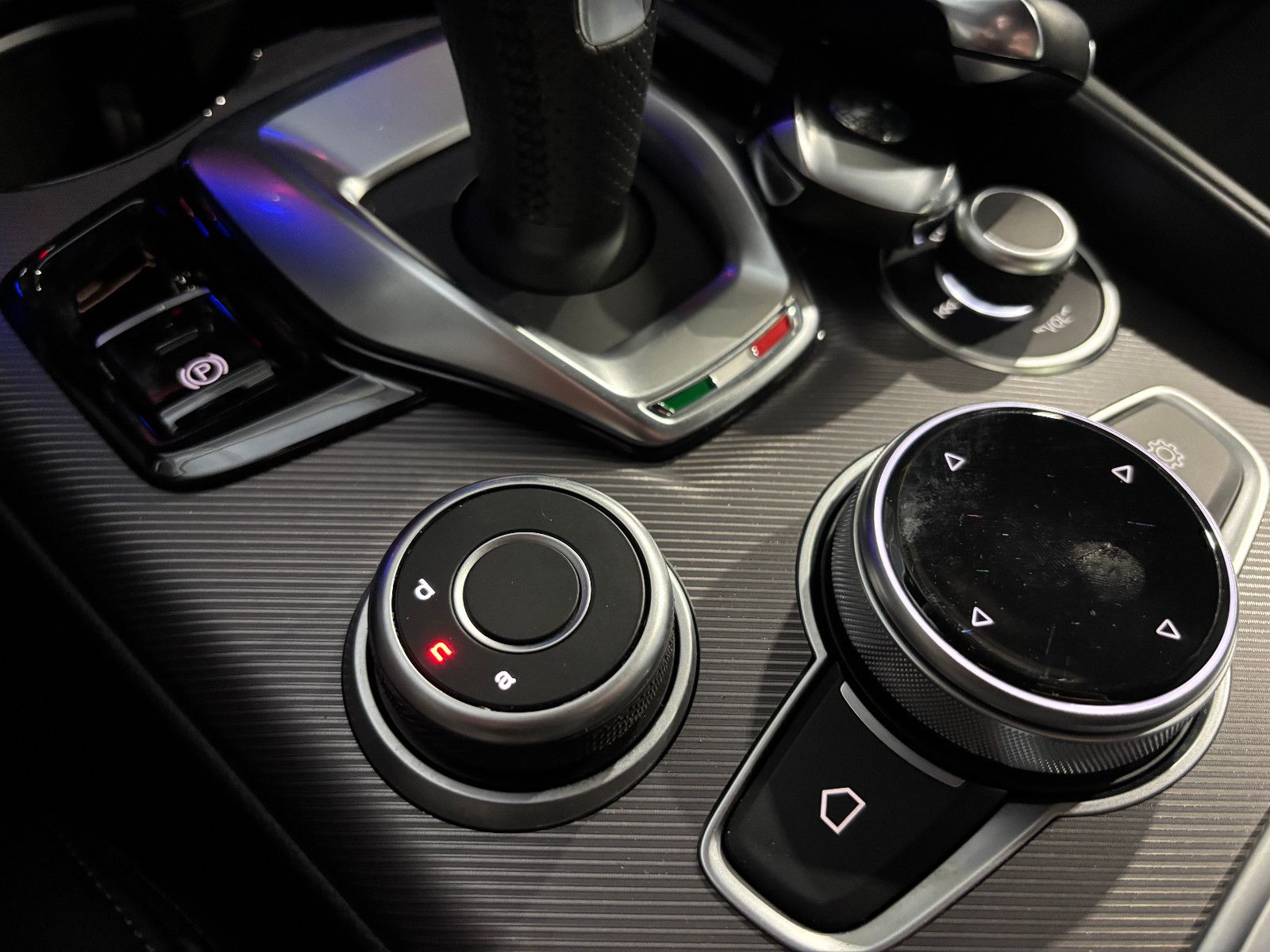 Fahrzeugabbildung Alfa Romeo Giulia Veloce Q4/ACC/MEMORY/KAMERA/NAVI/SOUND/