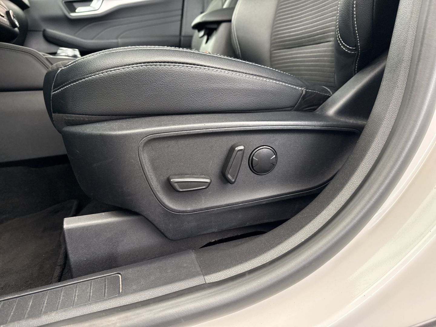 Fahrzeugabbildung Ford Kuga Hybrid Titanium X AWD/AHK/LED/HUD/TWA/Bang