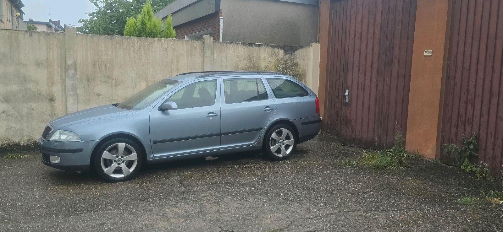 Skoda Octavia 2005 — rear view