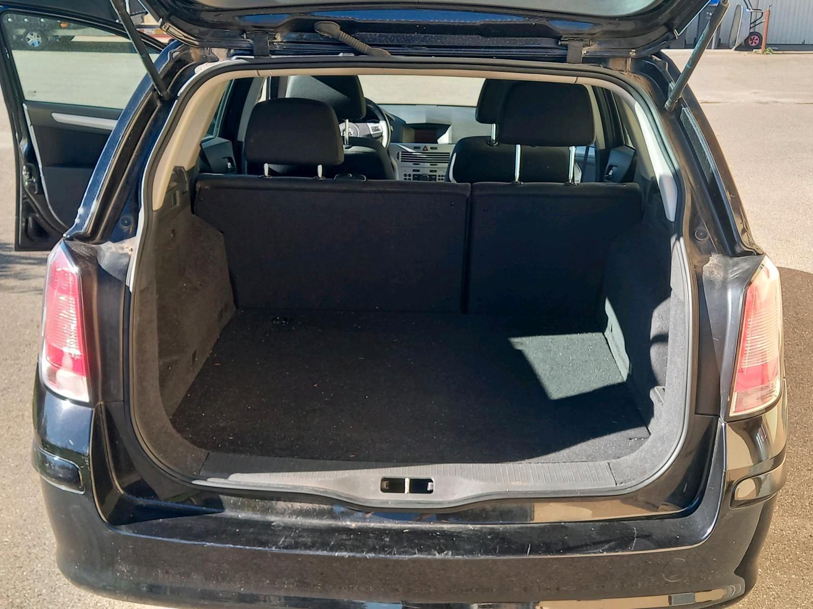 Opel Astra 2010 — photo 7