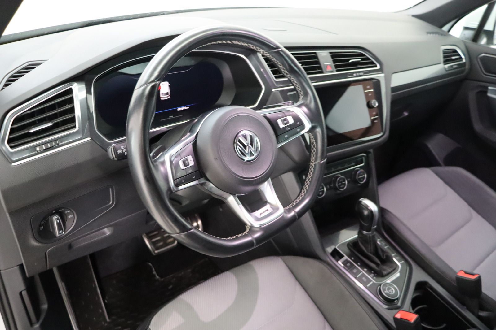 Fahrzeugabbildung Volkswagen Tiguan 2.0 TSI 4 Motion R-line Highline * Pano *
