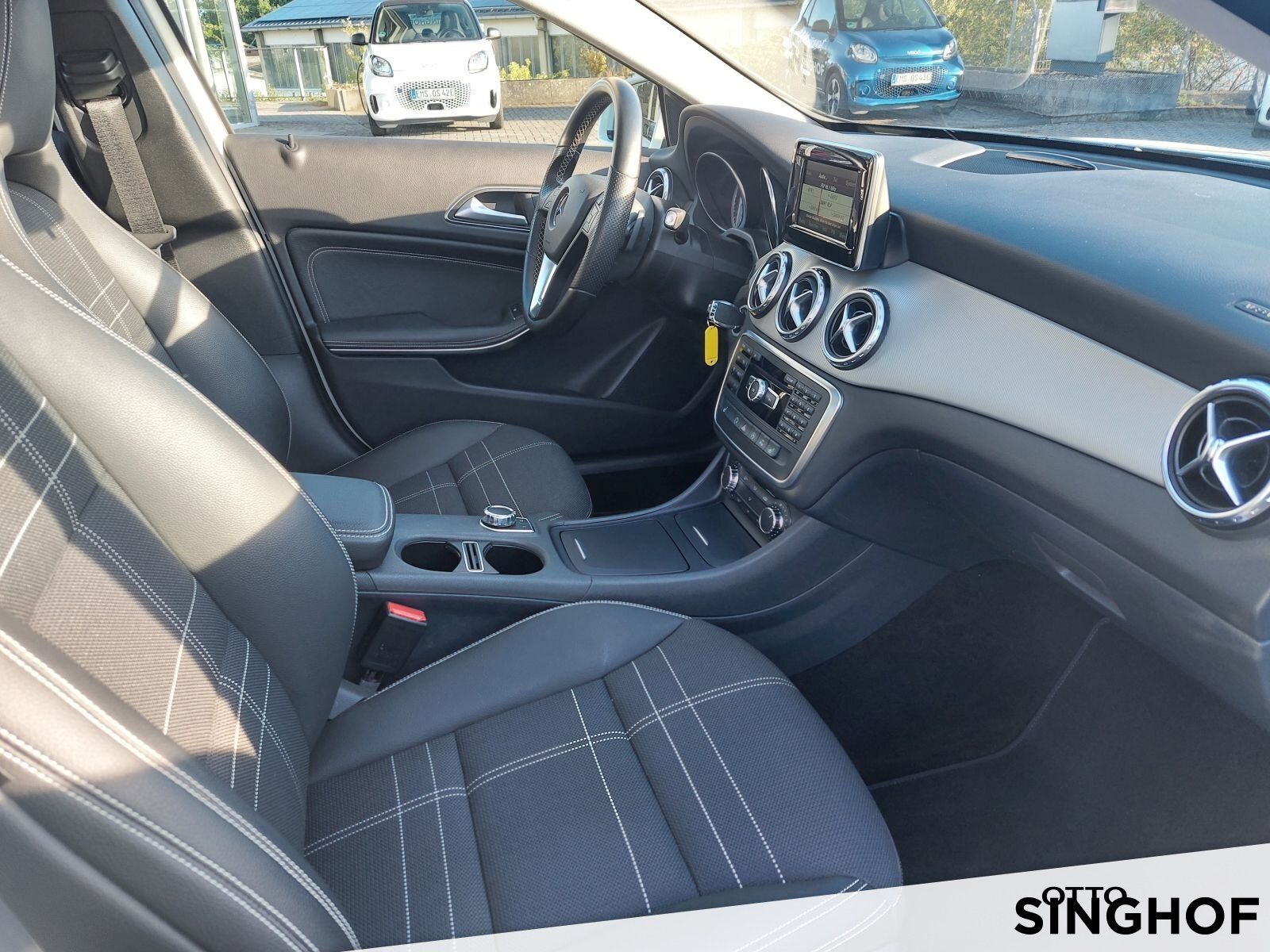 Fahrzeugabbildung Mercedes-Benz GLA 180 Urban +AHK+Pano+Xenon+PDC+Navi+SHZ+Klima