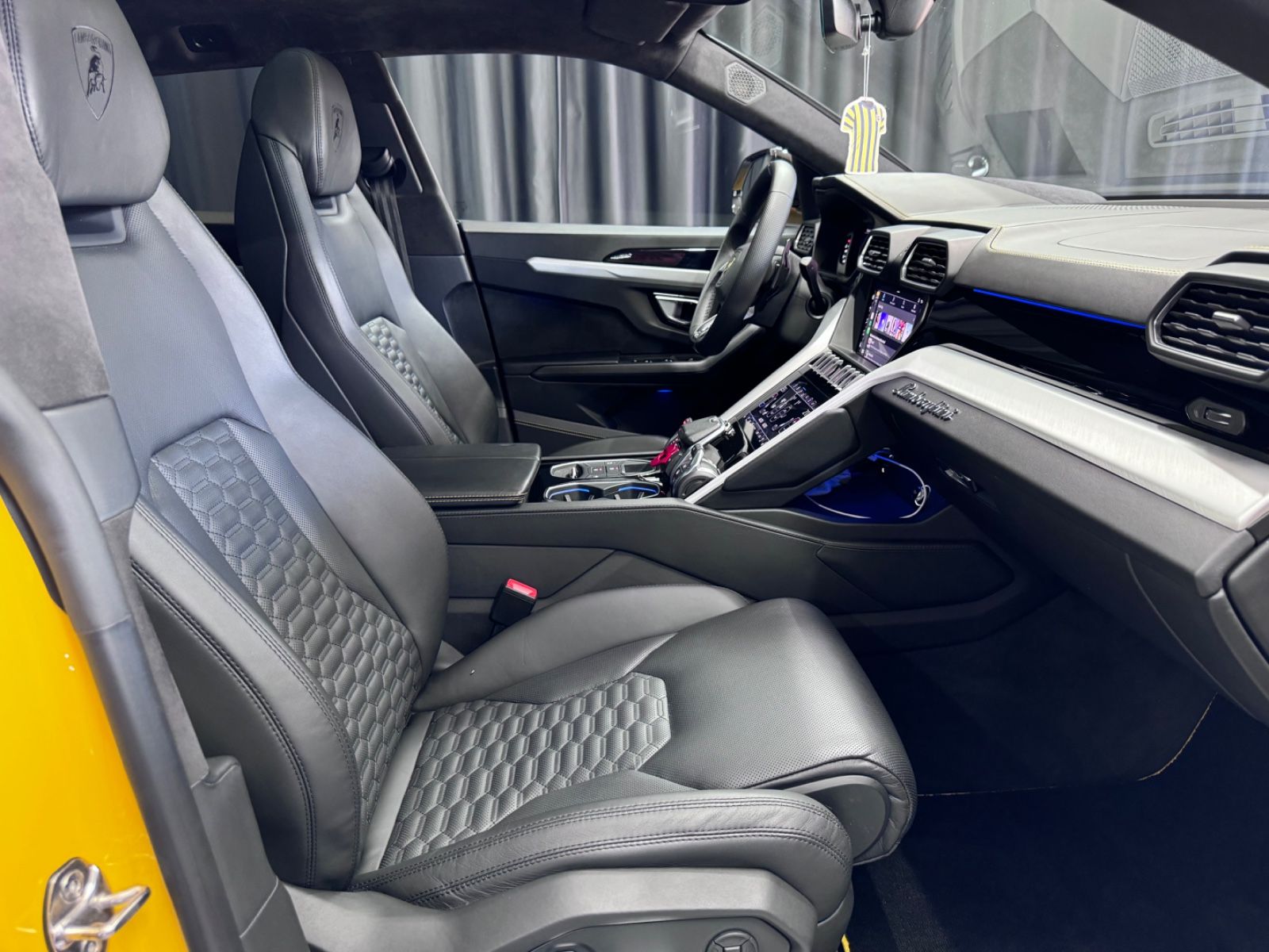 Fahrzeugabbildung Lamborghini URUS| MASSAGE | PANO |LUFT|B/O|NIGHT|23ZOLL|ADAS