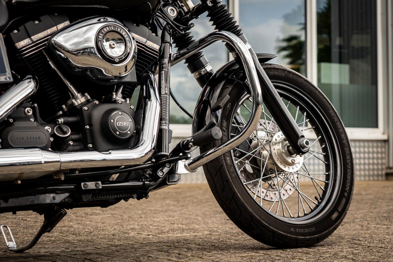 Fahrzeugabbildung Harley-Davidson DYNA STREET BOB FXDB 103 - Vorverlegte Fußrasten