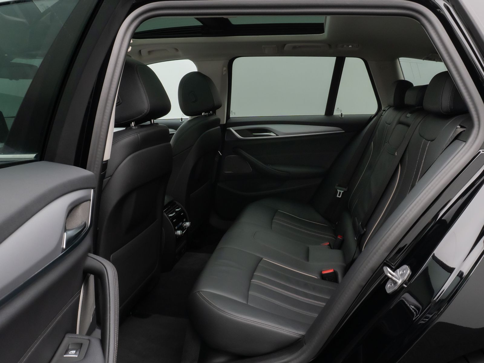 Fahrzeugabbildung BMW 520d xD Panorama Kamera HUD DAB H/K AHK Leder