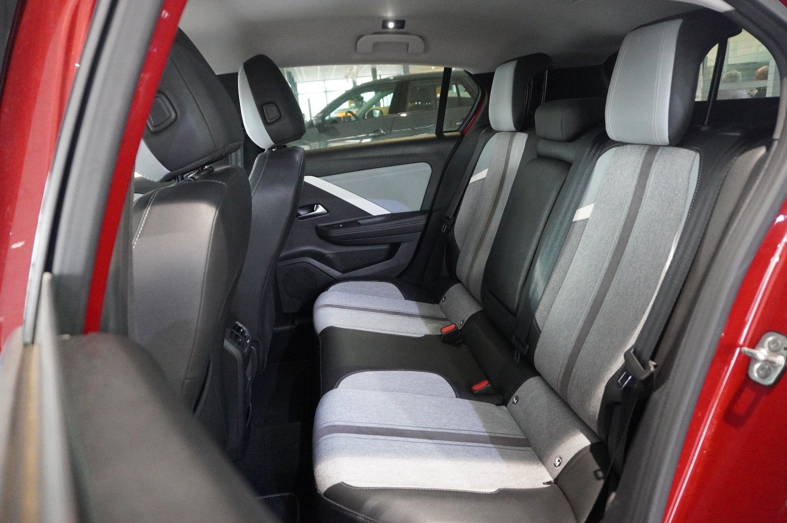 Fahrzeugabbildung Opel Astra L Lim. 1.6 HYBRID ELEGANCE NAVI/LED/KAMERA