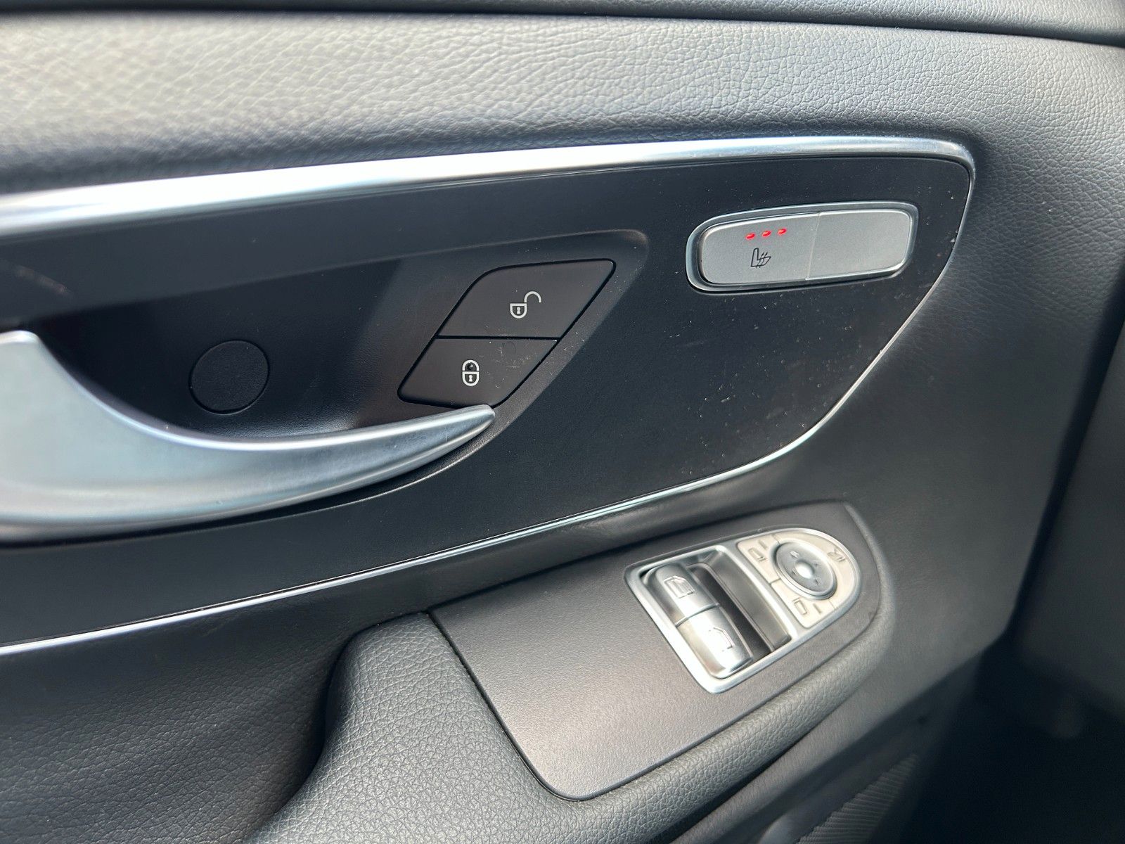 Fahrzeugabbildung Mercedes-Benz V 300 d STYLE DISTRONIC Stdheiz AHK2,5to 360