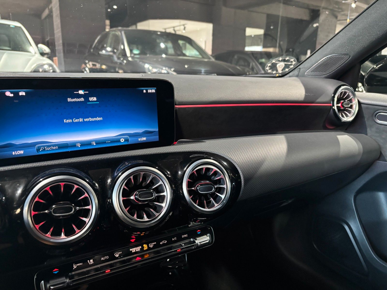Fahrzeugabbildung Mercedes-Benz A 200 //AMG-LINE//MBUX//AMBIENTE/KAMERA/SHZ/NAVI