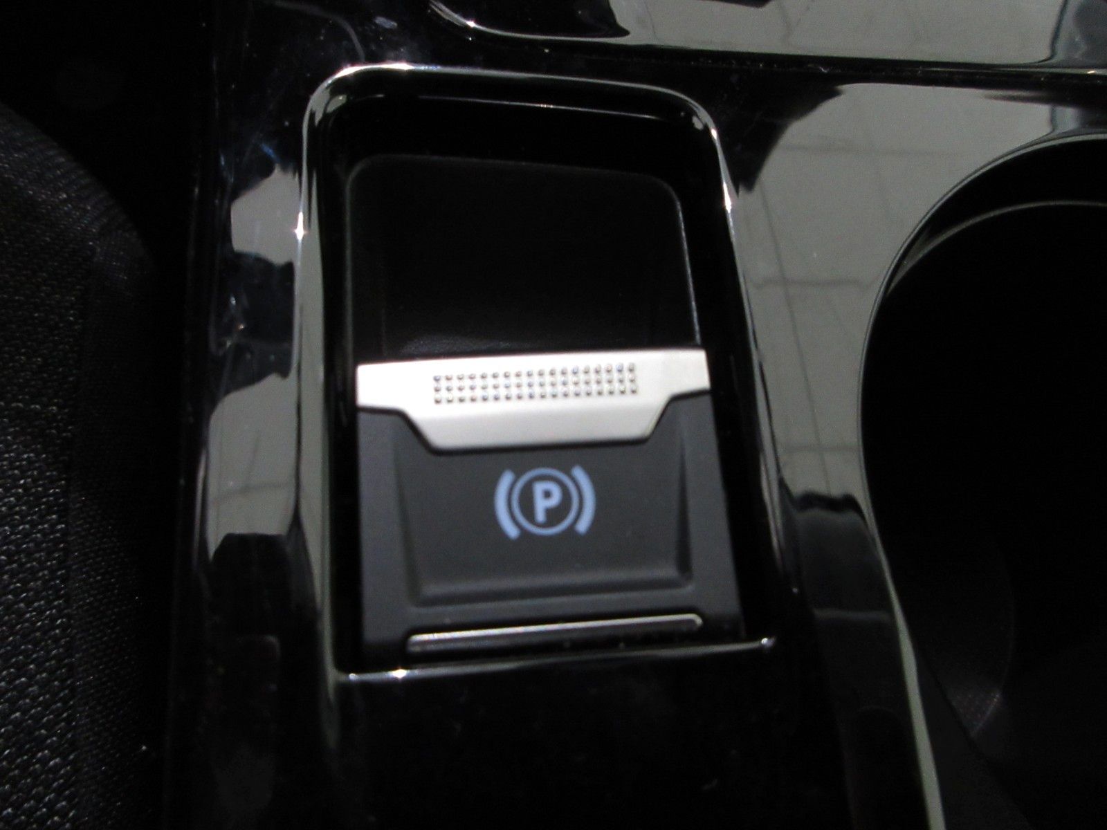 Fahrzeugabbildung Peugeot e-208 Active LED/PDC/TEMPOMAT