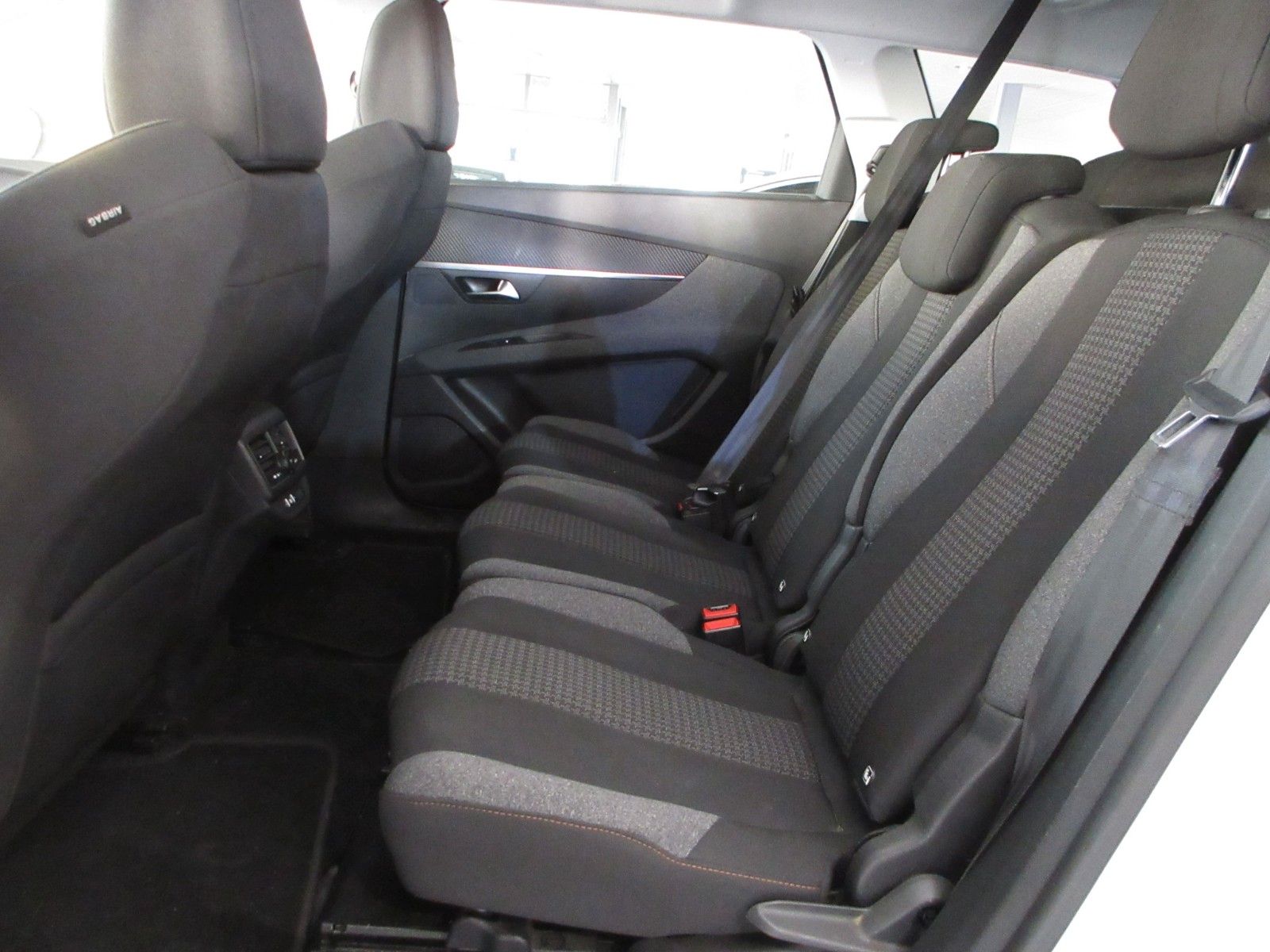 Fahrzeugabbildung Peugeot 5008 Active 1.2T NAVI/PDC/VIRTUAL/7-SITZER