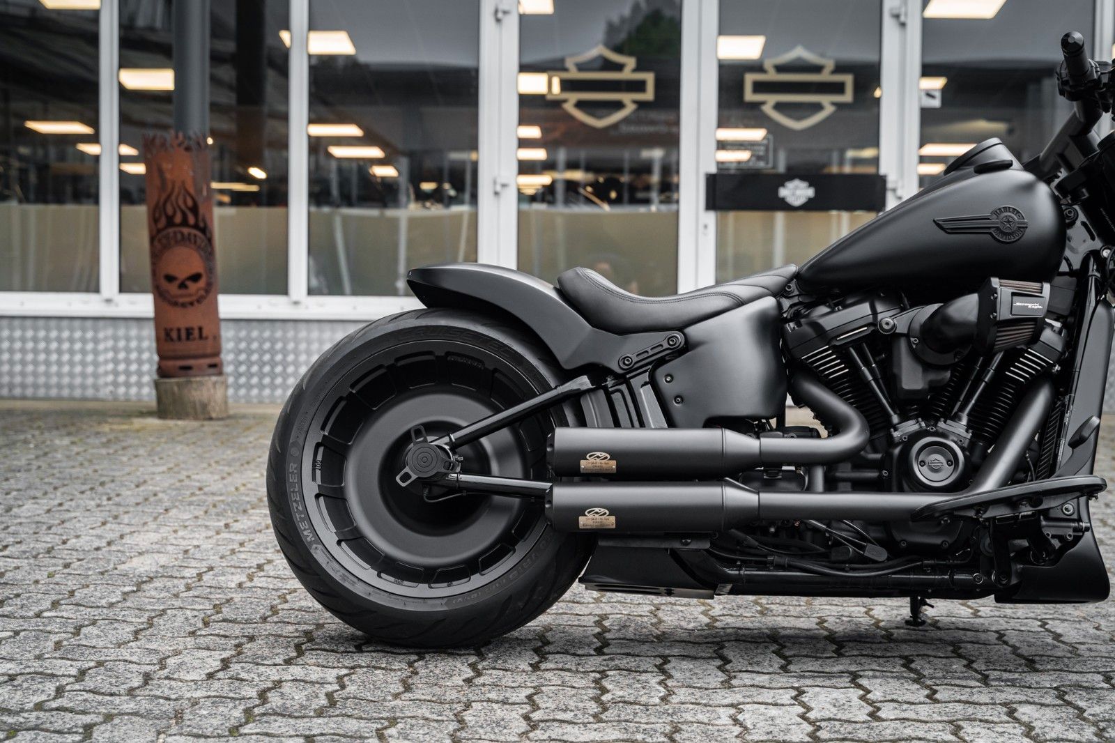 Fahrzeugabbildung Harley-Davidson FLFBS Fat Boy 128cui - Custom 1of1 "Black Titan"