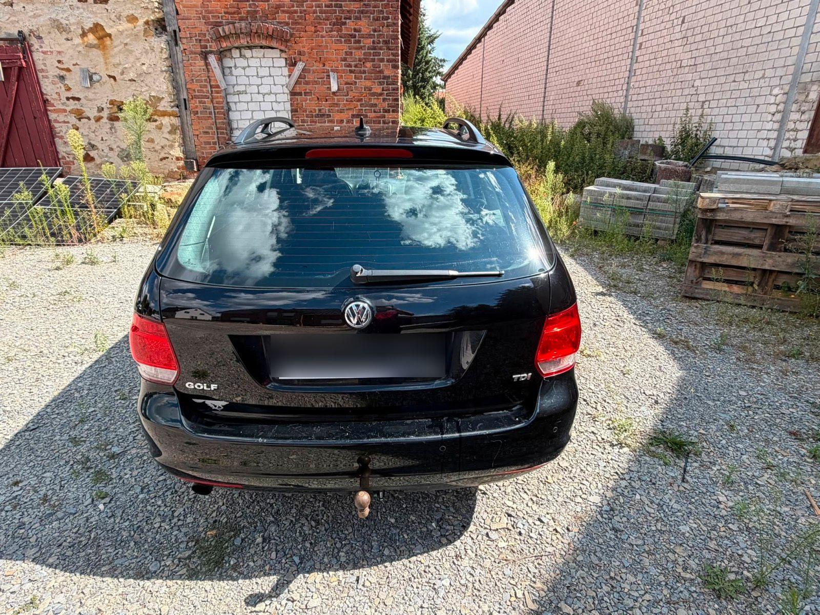 Volkswagen Golf 2011 — rear view