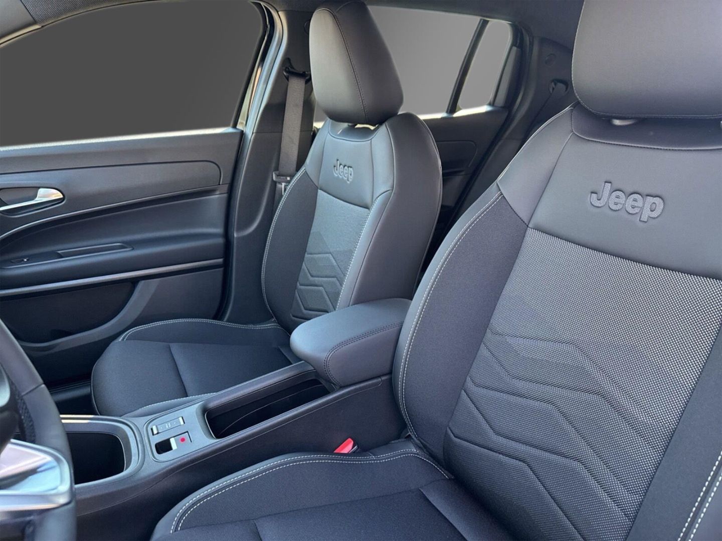 Fahrzeugabbildung Jeep Avenger BLACK EDITION-Winterpaket-Ganzjahresreif