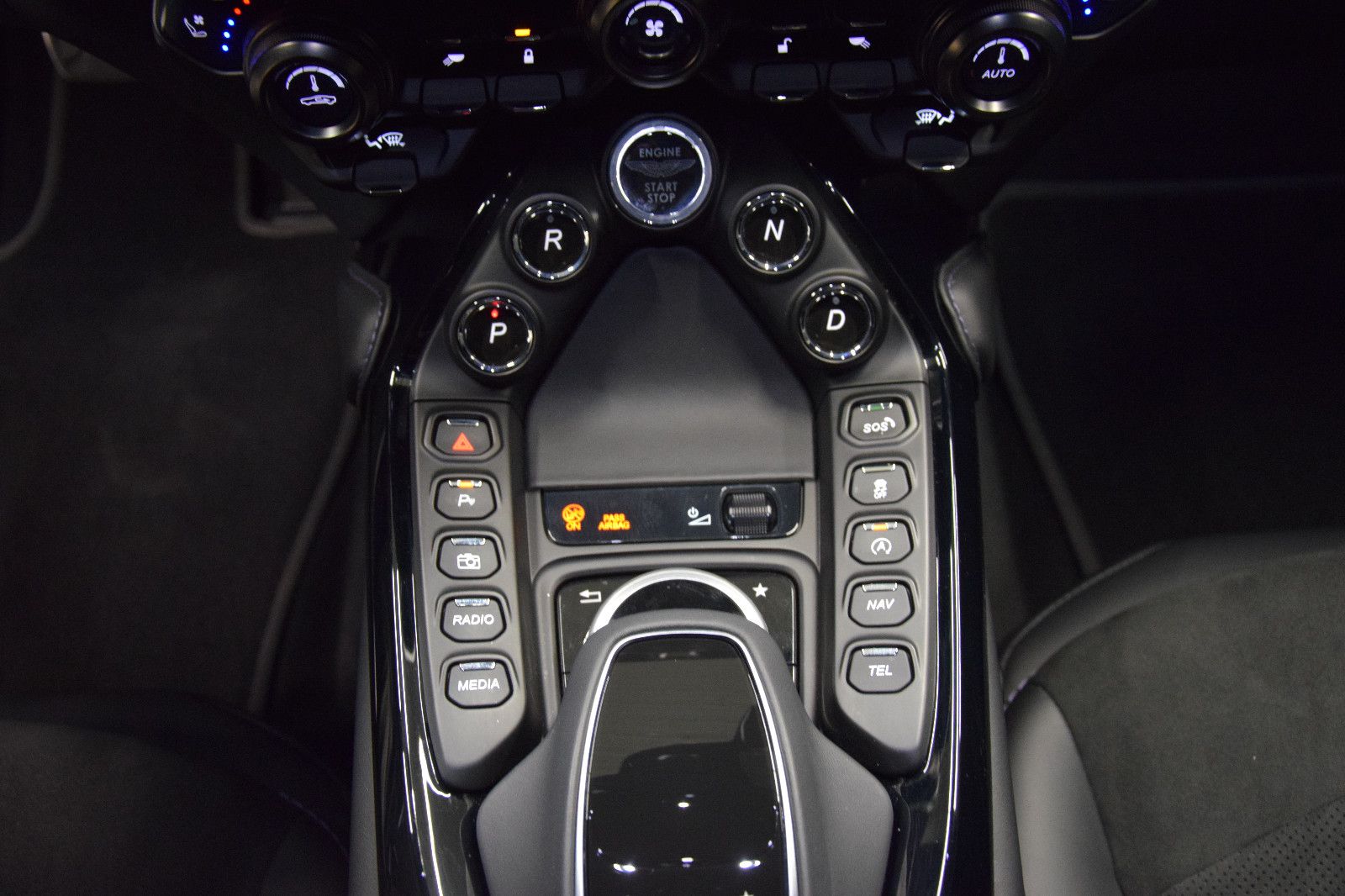 Fahrzeugabbildung Aston Martin V8 Vantage 4.0 V8 02/2027 Garantie