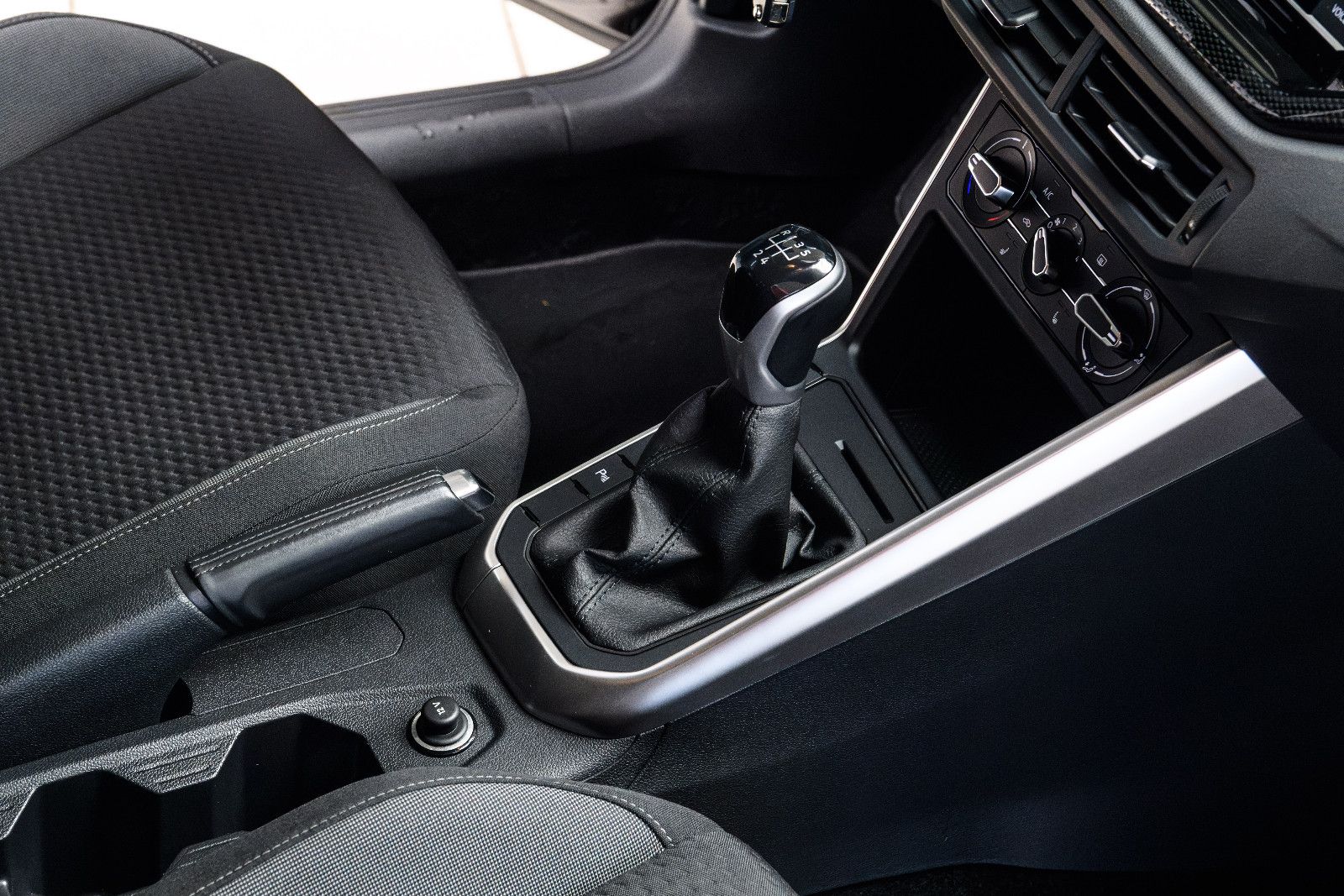 Fahrzeugabbildung Volkswagen Polo VI Life +Sitzheizung  +Allwetter
