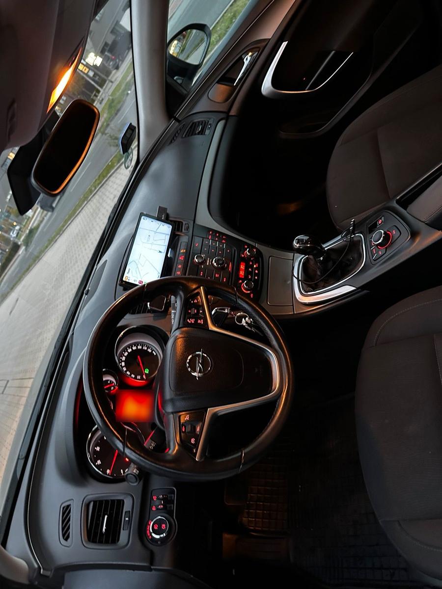 Opel Insignia 2011 — photo 10