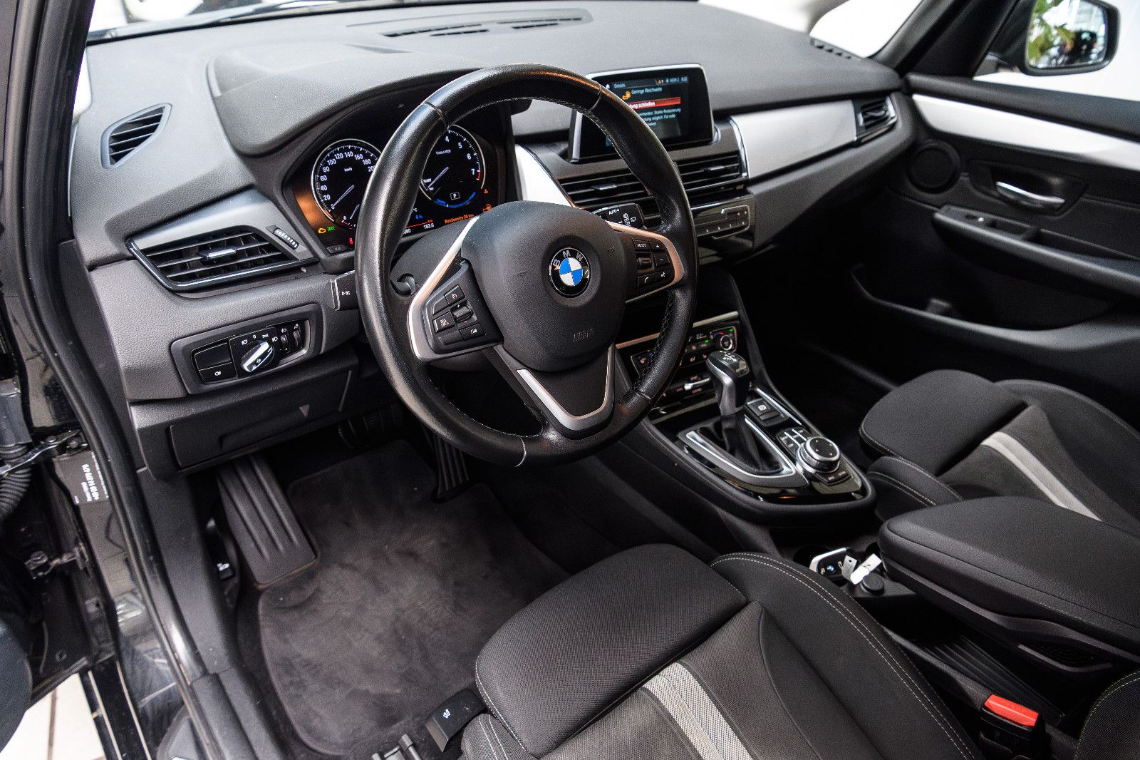 Fahrzeugabbildung BMW 2er Active Tourer 225 xe Advantage Kamera 165kw