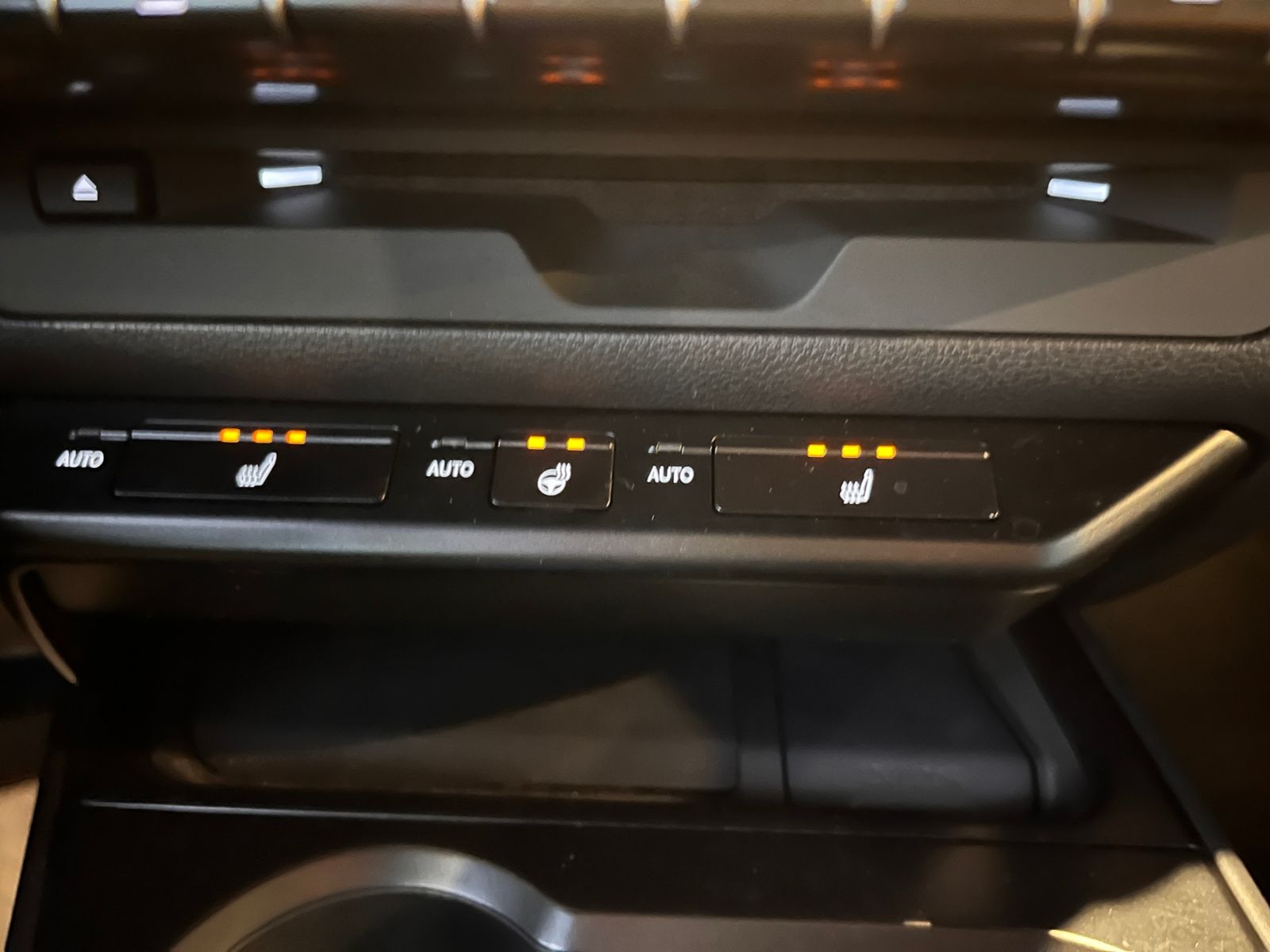 Fahrzeugabbildung Lexus UX 250h Launch Edition LED NAV SHZ PDC RFK 17"