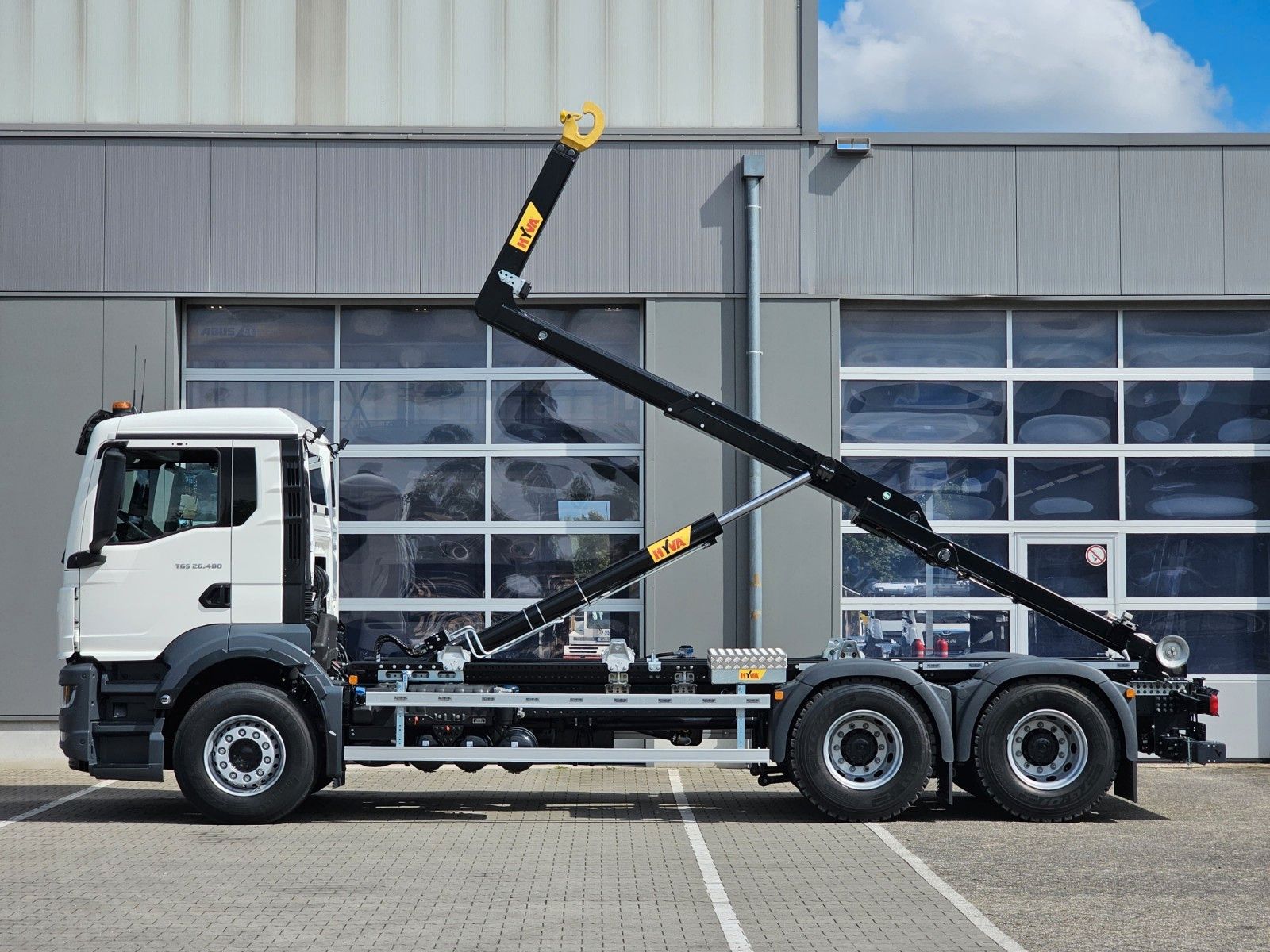 Fahrzeugabbildung MAN TGS 26.480 Abrollkipper HYVA 20-60-S / 7m Cont.