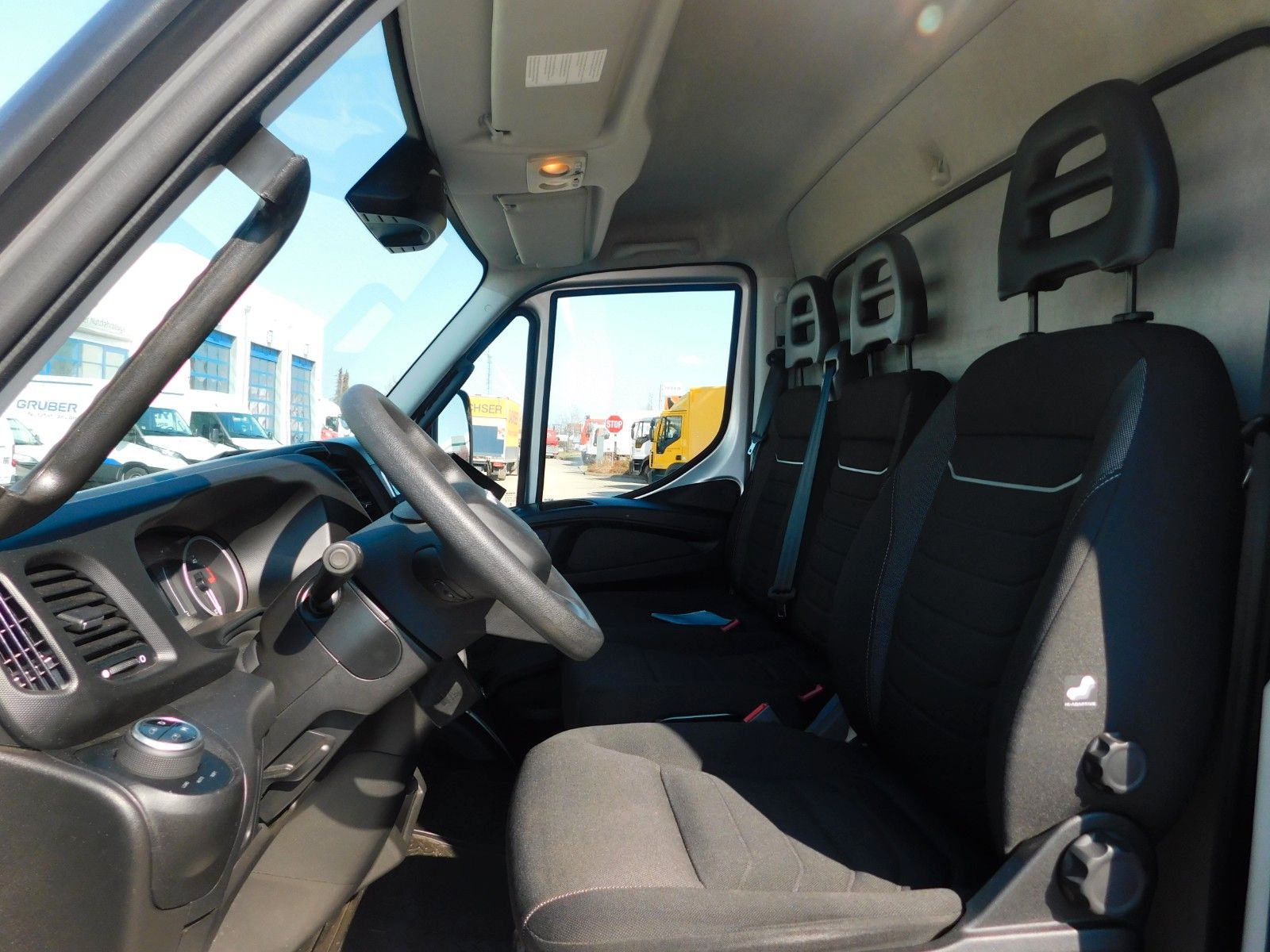 Fahrzeugabbildung Iveco Daily 70C18H/P Schiebeplane