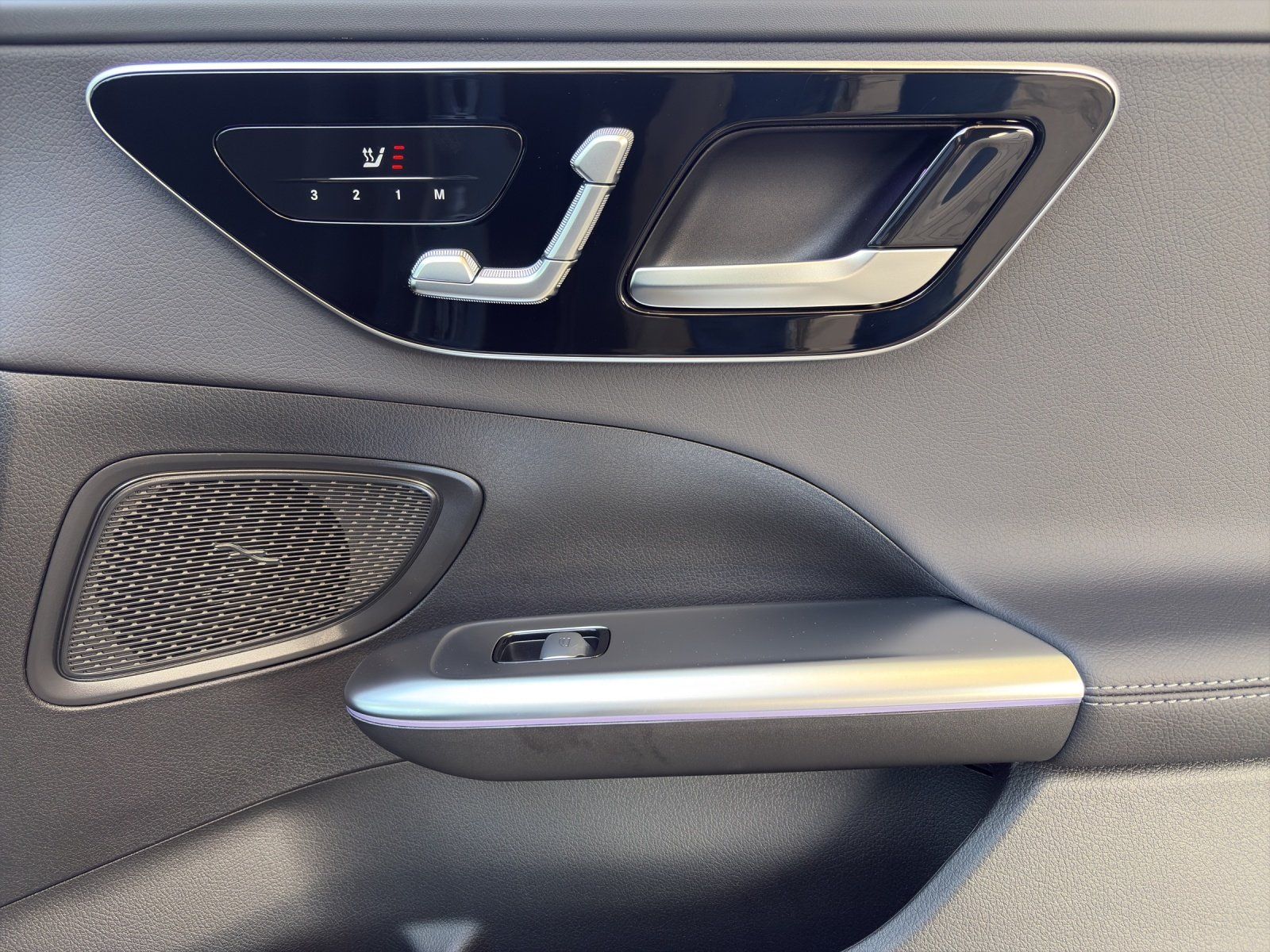 Fahrzeugabbildung Mercedes-Benz C 300 d T EDITION AMG 360° AHK KEYGO PANO MEMORY